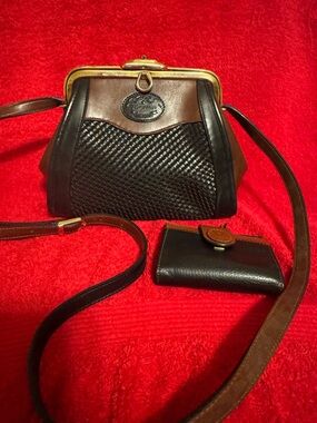 Gold Coadt Two Tone  Leather Frame Crossbody W/Matching Wallet VGUC 😊😊